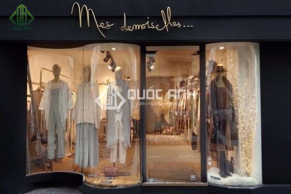 Cửa kính lùa shop quần áo giúp tạo điểm nhấn cho cửa hàng dễ dàng tiếp cận với khách hàng.