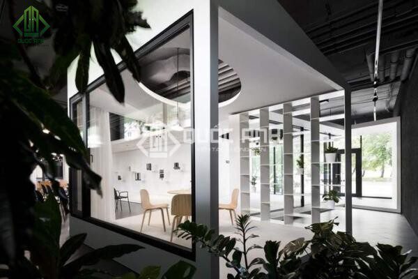 Cửa kính showroom mang tới sự sang trọng tinh tế không phải mẫu cửa nào cũng có được.