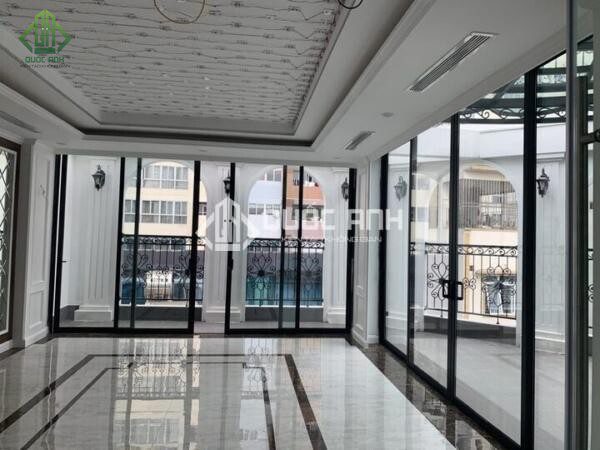 Cửa nhôm Xinga màu đen kết hợp với tường sáng càng thêm nổi bật.