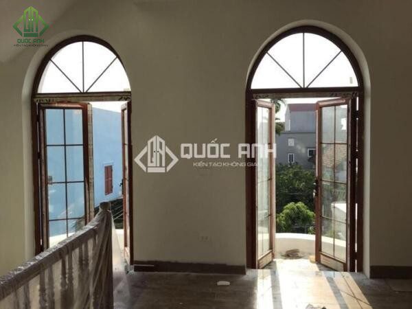 Cửa nhôm Xingfa uốn vòm vân gỗ.