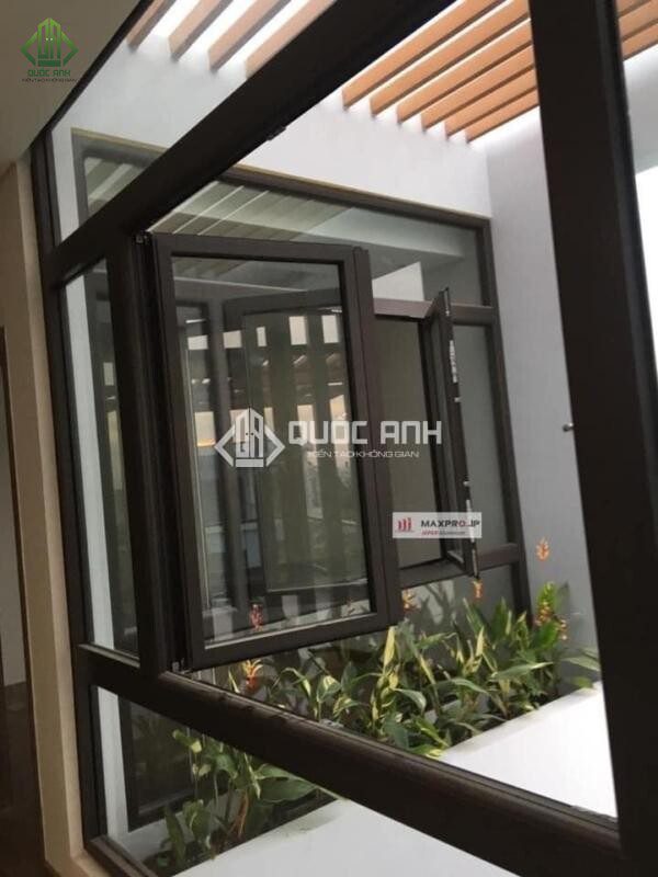Cửa sổ nhôm Maxpro mở quay cứng cáp thẩm mỹ.