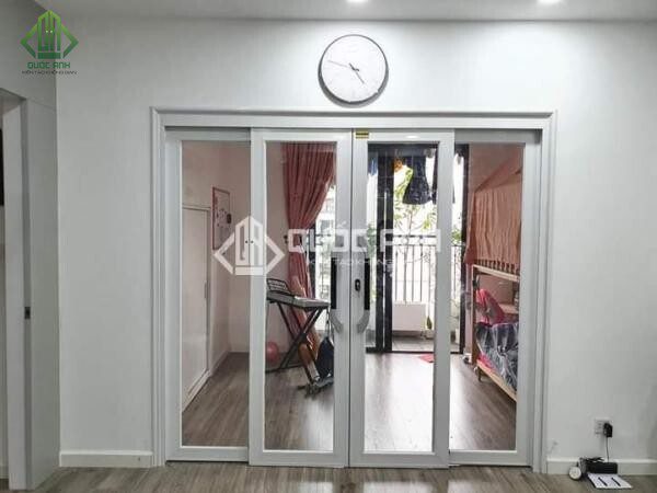 Cửa nhôm trượt quay Eurotech màu trắng.