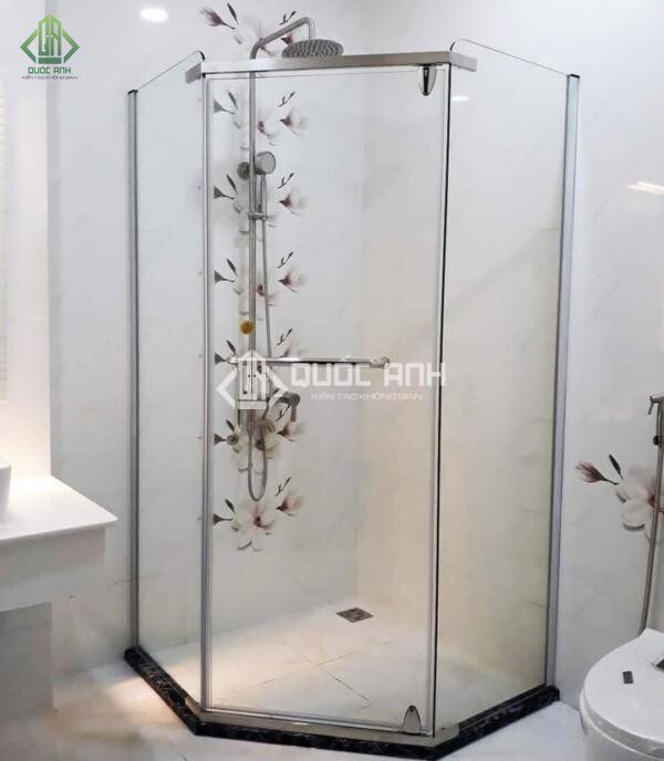 Phòng tắm kính góc 135 độ giúp không gian rộng thoáng.