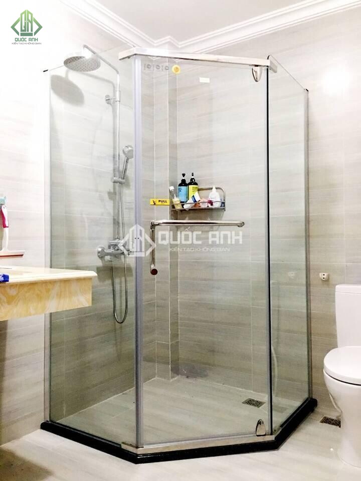 Cabin phòng tắm vát góc giúp tối ưu không gian hiệu quả. 