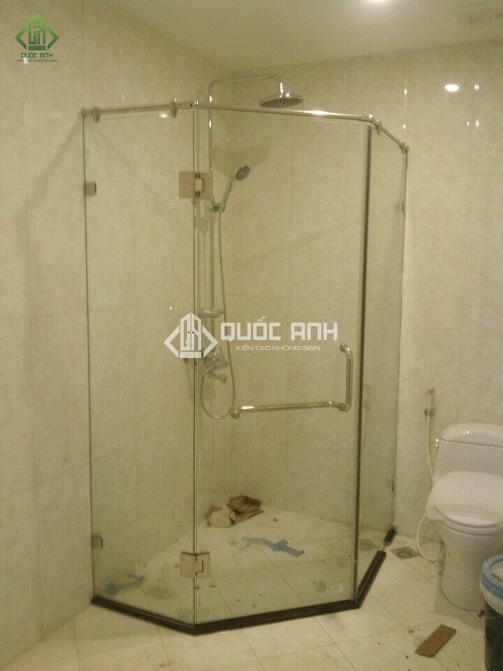 Phòng tắm kính góc phù hợp với không gian nhà tắm có nhiều góc nhọn. 