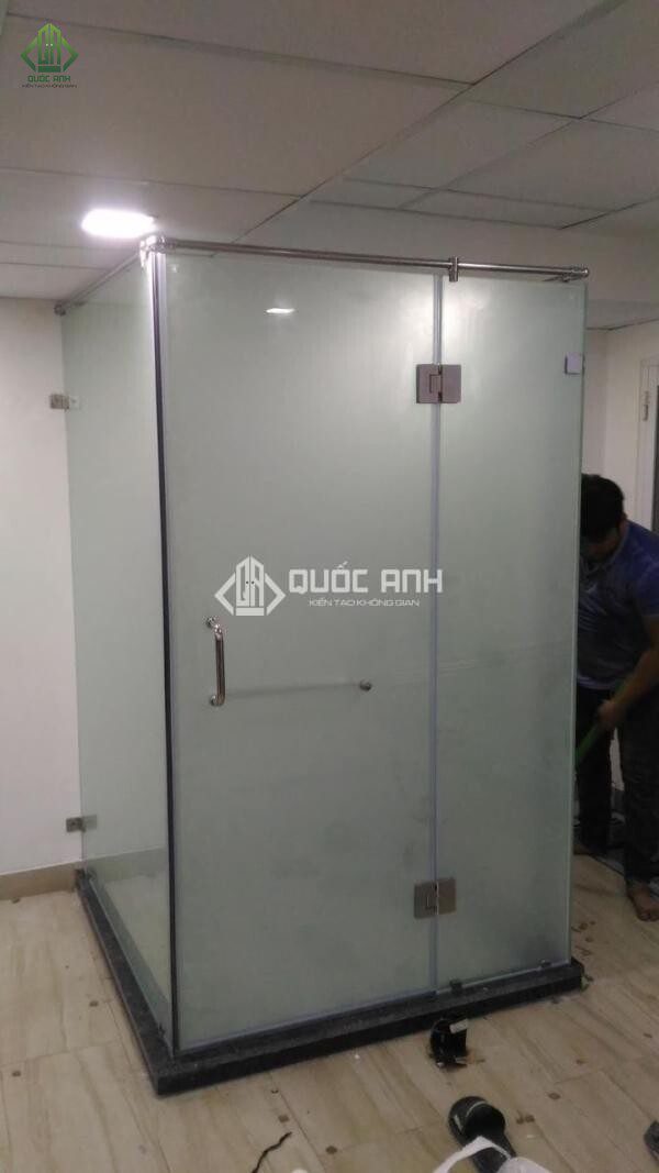 Phòng tắm kính mờ 90 độ.
