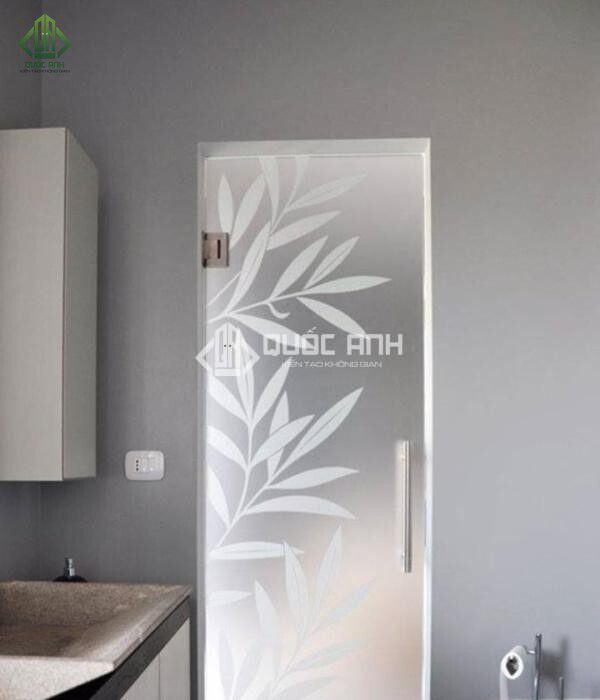Kính mờ dán decal trang trí.