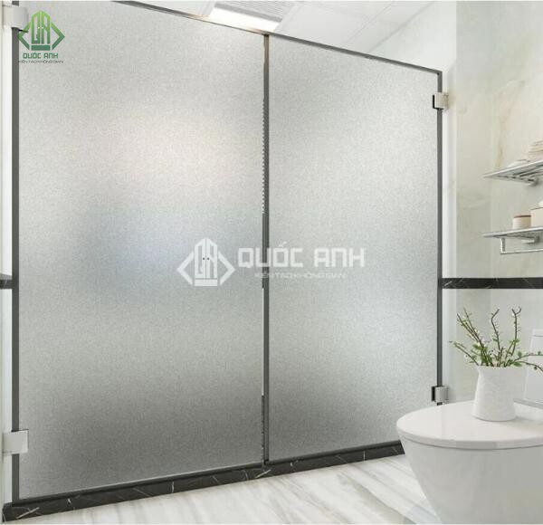 Kính mờ là kính cường lực phun cát hoặc được dán decal lên trên.