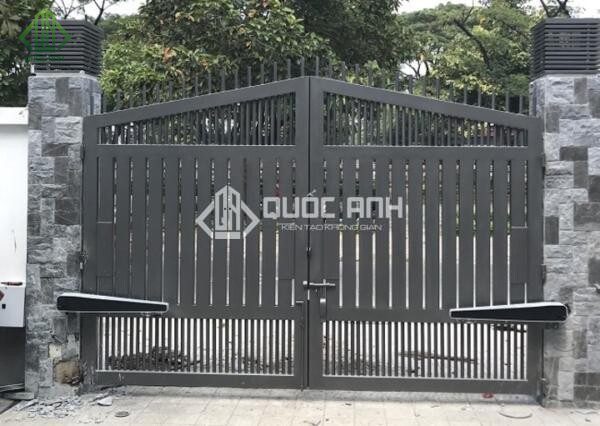 Cửa cổng tự động thường được làm bằng chất liệu sắt là chính.