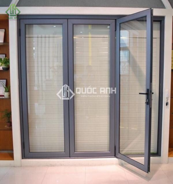 Cửa đi mở quay 3 cánh nhôm Xingfa sở hữu rất nhiều ưu điểm.