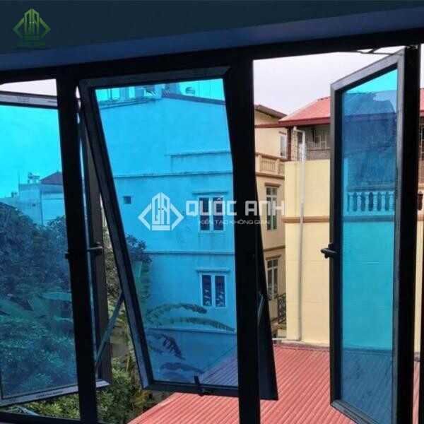 Cửa kính màu đơn sắc.