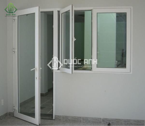 Cửa mẹ bồng con màu trắng.