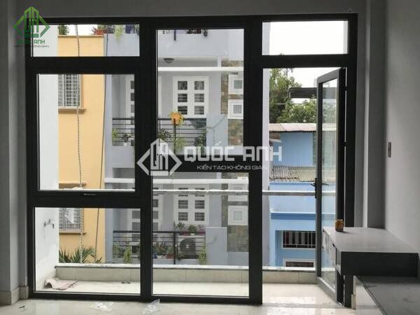 Thiết kế cửa mẹ bồng con giúp lấy ánh sáng cực tốt.