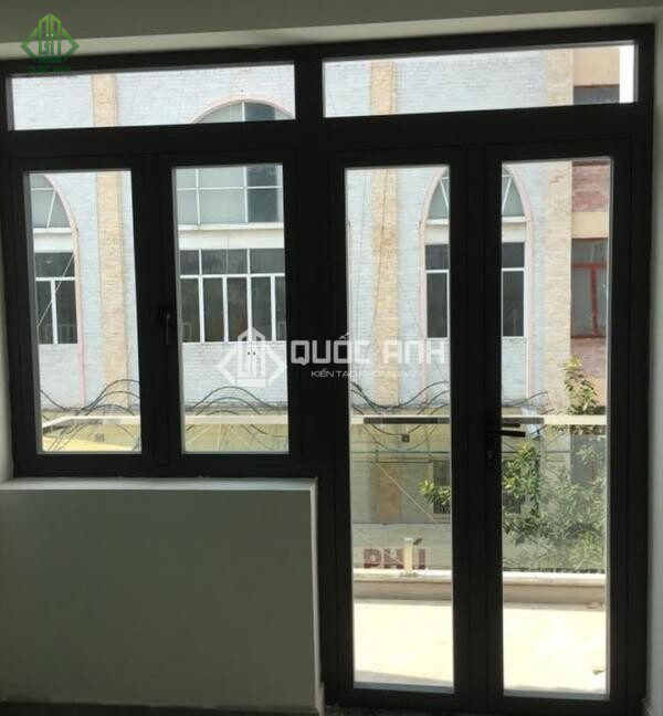 Cửa mẹ bồng con thiết kế cân đối hài hòa.