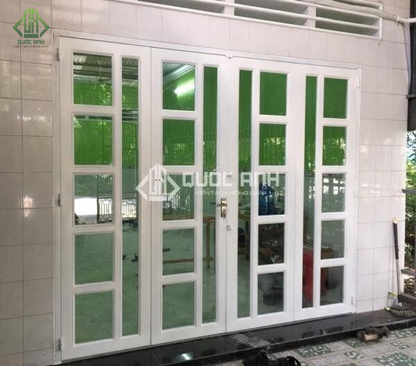 Cửa nhôm chia ô màu trắng được nhiều khách hàng yêu thích.