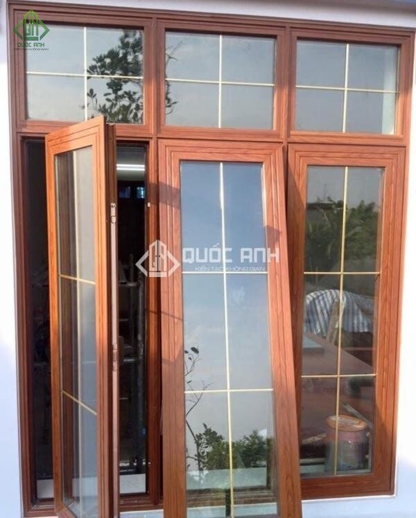 Cửa nhôm Xingfa hệ 55 màu vân gỗ.