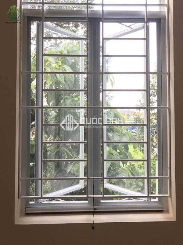 Khung bảo vệ cửa sổ đồng bộ với vật liệu làm cửa.