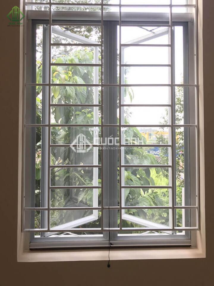Khung bảo vệ cửa sổ đồng bộ với vật liệu làm cửa. 