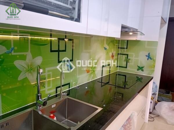 Kính ốp bếp hoa văn đơn giản.