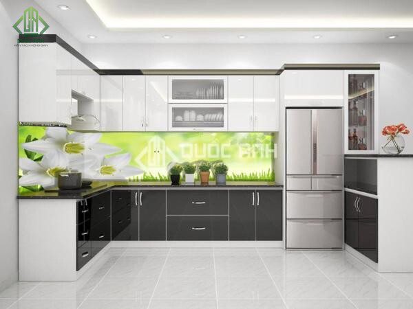 Kính ốp bếp hoa văn in được sử dụng nhiều hơn vì có giá thành hợp lý.
