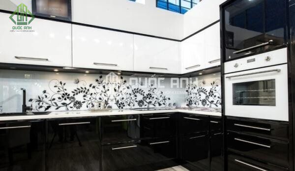 Quốc Anh Door chuyên lắp đặt tủ bếp nhôm kính, kính ốp bếp các loại giá tốt.