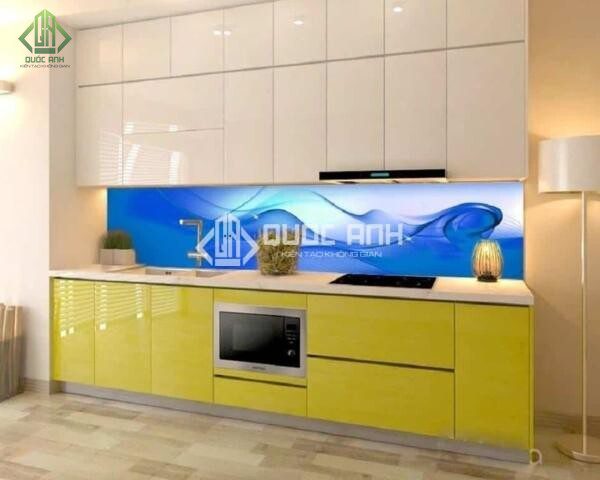 Kính ốp bếp hoa văn đẹp mắt.