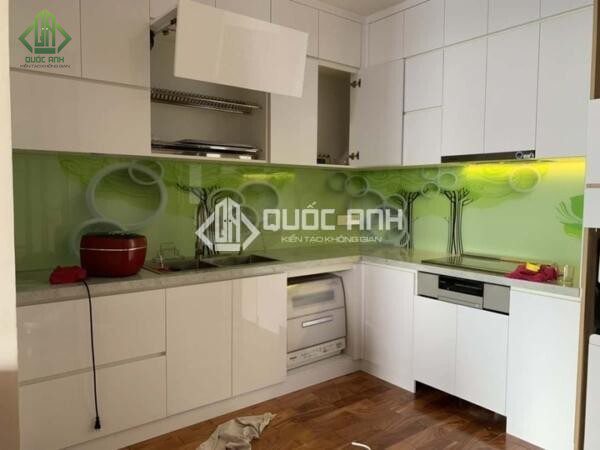 Kính ốp bếp hoa văn nghệ thuật độc đáo.