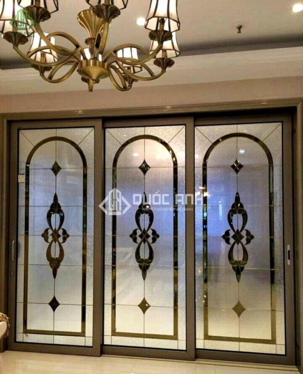 Cửa kính hoa văn đang được ưa chuộng.