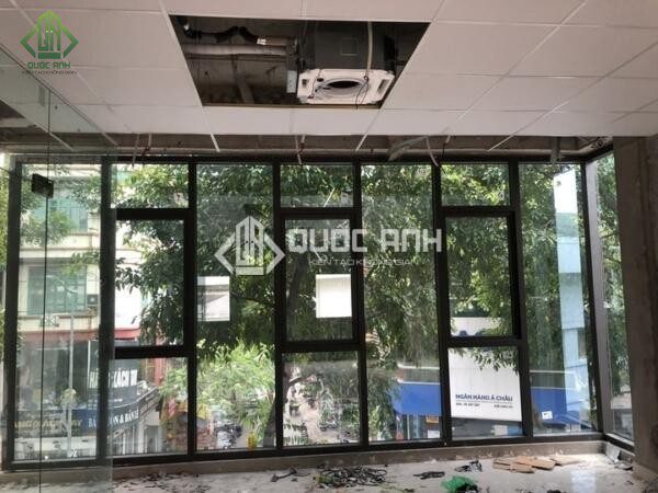 Quốc Anh Door chuyên lắp đặt sản phẩm nhôm kính giá tốt.
