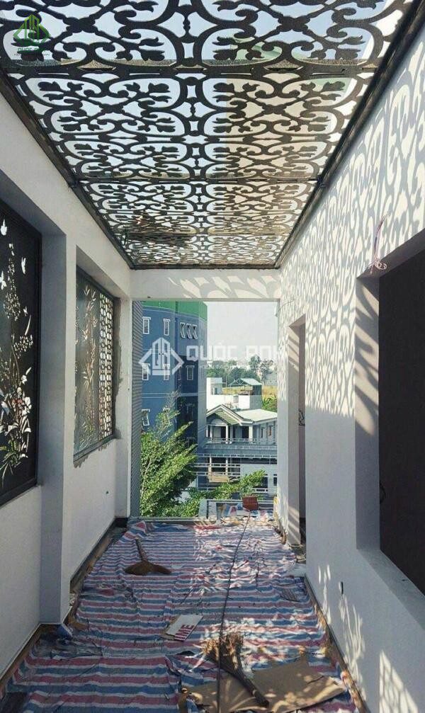 Khung sắt hoa văn giếng trời được ưa chuộng.