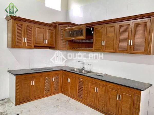 Tủ bếp nhôm vân gỗ giống hệt gỗ thật.