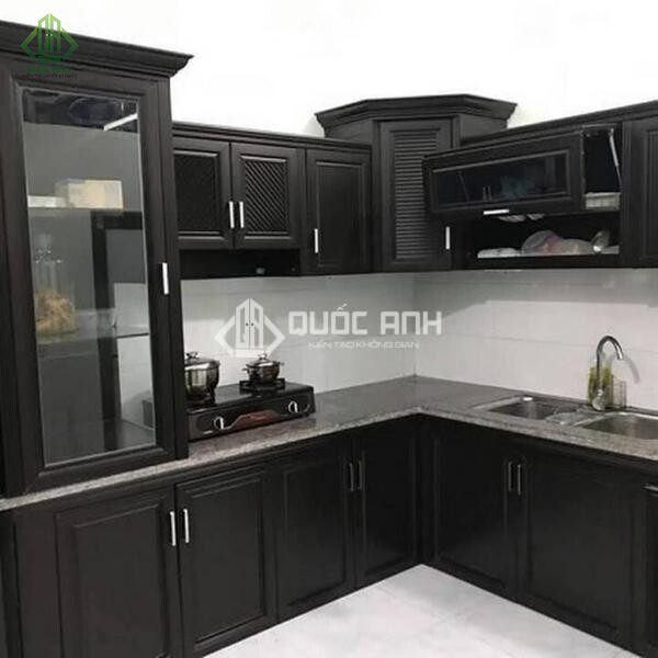 Tủ bếp nhôm kính màu đen ấn tượng.