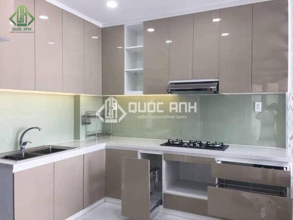 Tủ bếp nhôm kính nhẹ nhàng.