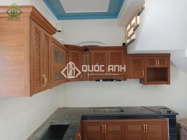 Tủ bếp nhôm kính treo tường vân gỗ đang rất được ưa chuộng hiện nay.