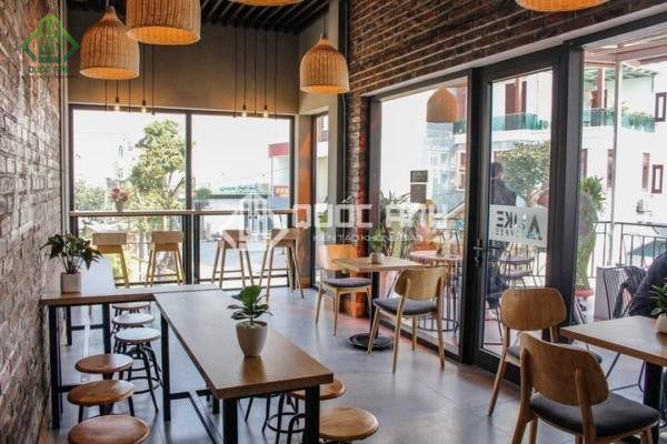 Cửa kính quán cafe vừa hiện đại vừa sang trọng.