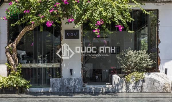 Cửa kính quán cafe đang rất được ưa chuộng hiện nay.