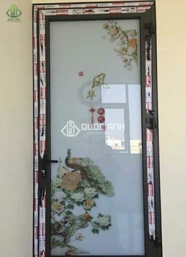 Cửa nhôm kính hoa văn mang đến vẻ đẹp ấn tượng cho công trình.