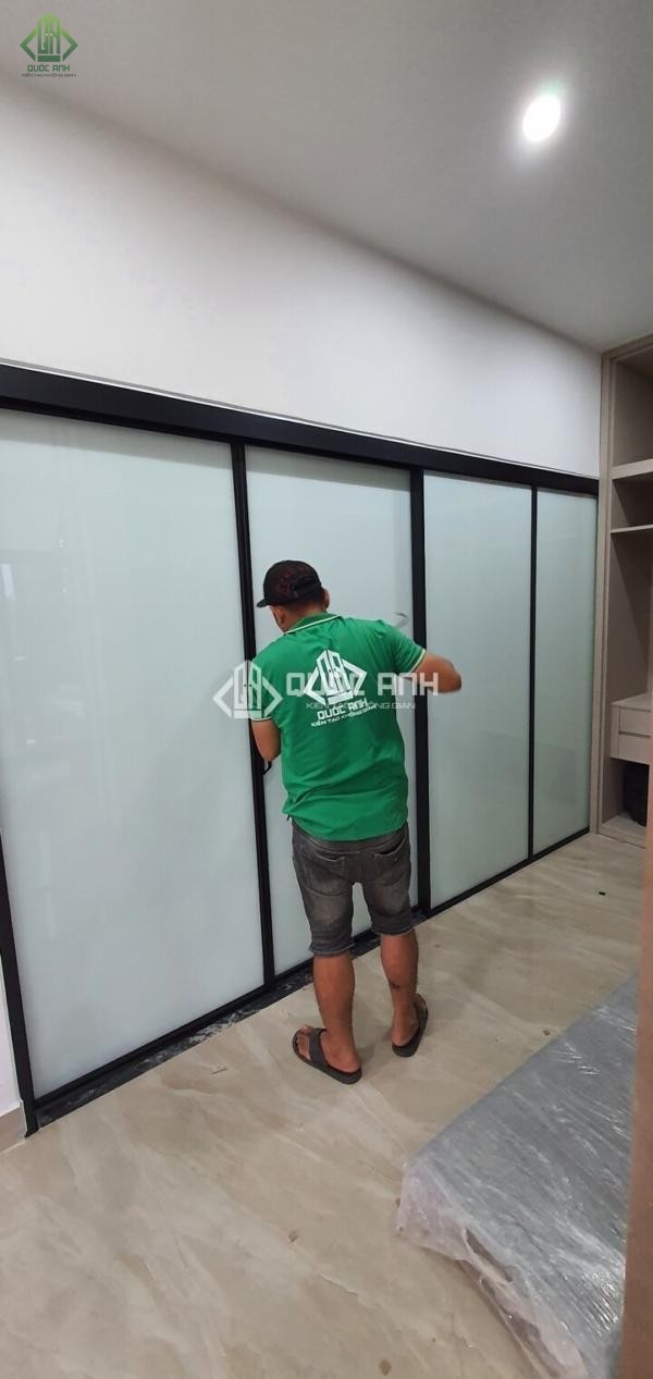 Nhân công cũng là yếu tố cần đặc biệt chú trọng khi muốn gia công cửa nhôm kính.