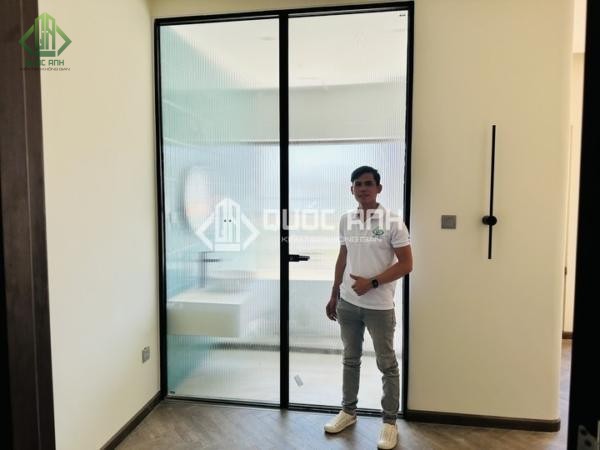 Bên cạnh gia công cửa nhôm kính, Quốc Anh Door còn là đơn vị thi công lắp đặt cửa nhôm kính uy tín.