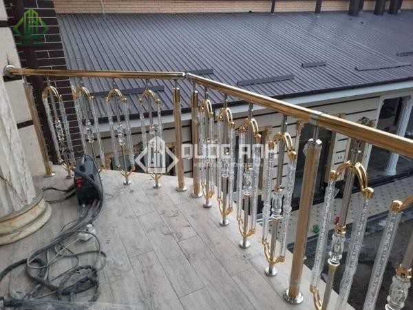 Lan can inox được làm từ chất liệu inox không gỉ.