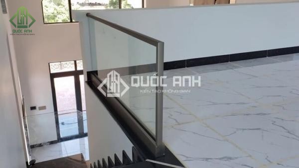 Quốc Anh Door chuyên lắp đặt lan can kính cường lực giá cạnh tranh.