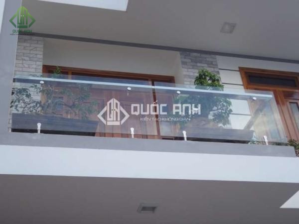 Lan can kính mặt tiền được ứng dụng rộng rãi cho các công trình.