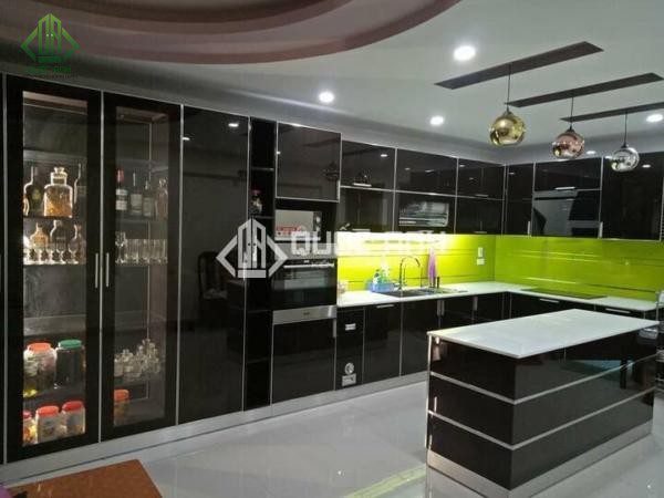 Quốc Anh Door chuyên lắp đặt tủ bếp cánh kính giá cạnh tranh.