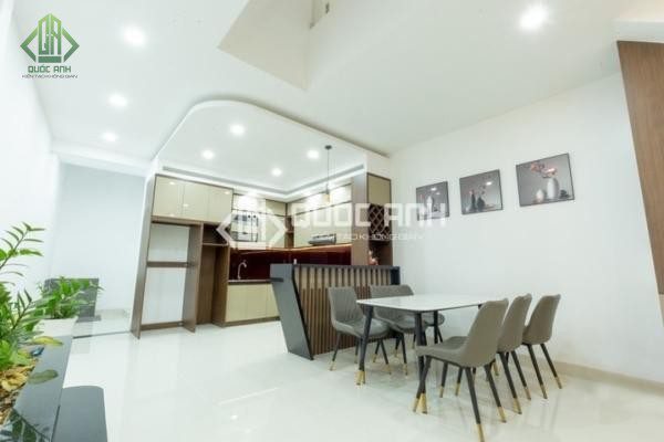 Tủ bếp nhôm kính sơn tĩnh điện có độ bền màu cao.