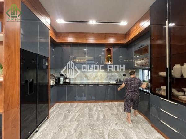 Tủ bếp nhôm kính sáng bóng, sang trọng.