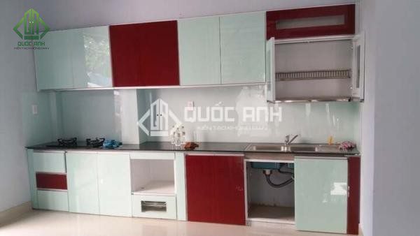 Tủ bếp nhôm kính treo tường có nhiều ưu điểm.
