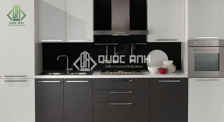 Tủ bếp đen trắng giúp nâng tầm đẳng cấp không gian sống. 