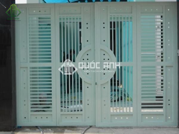 Cổng sắt hộp phù hợp với ngôi nhà có phong cách hiện đại.